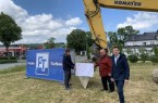Weitere Stärkung des Bürener Wirtschaftsstandortes: Am Ruhnenpöstchen informieren sich Ralf Schmidt (Abteilungsleiter Infrastruktur), Peter Salmen (Vorsitzender des Bauausschusses) und Bürgermeister Burkhard Schwuchow (v.l.) über den Start der Bauarbeiten. Foto: Stadt Büren