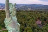 Einsam und allein: Der Hermann wird sich dieses Jahr nicht über zahlreiche Gäste zu seinen Füßen auf der Waldbühne – wie hier abgebildet im Sommer 2019 – freuen dürfen. (Foto: Landesverband Lippe/Fotogruppe objektiv, Lage)