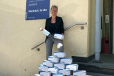 Kerstin Senf, Abteilungsleiterin der proWerk Werkstatt Grabe in Bielefeld-Brackwede, die sich über 1.000 Schutzmasken freut.