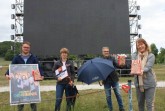 Halles Bürgermeisterin Anne Rodenbrock-Wesselmann (von rechts) und Olaf Sorge (Stadtverwaltung) bedankten sich bei Nicole Kulemann und Daniel Kühnpast für die Verwirklichung des OWL-Autokino und bekamen die typische Popcorn-Tüte geschenkt. © Förderverein Stadt HalleWestfalen