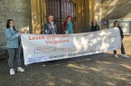 Geplant war eine Veranstaltung in der Martin-Luther-Kirche am 9. Mai – nun wird stattdessen in Erinnerung an die Verfolgung von Autoren durch die Nationalsozialisten online gelesen: (v. l.) Friederike Both, Bürgermeister Henning Schulz, Almuth Wessel, Lena Jeckel (Leiterin Fachbereich Kultur) und Paula Neugebauer machen auf die Aktion „Lesen gegen das Vergessen“ aufmerksam.Foto:Stadt Gütersloh