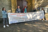 Geplant war eine Veranstaltung in der Martin-Luther-Kirche am 9. Mai – nun wird stattdessen in Erinnerung an die Verfolgung von Autoren durch die Nationalsozialisten online gelesen: (v. l.) Friederike Both, Bürgermeister Henning Schulz, Almuth Wessel, Lena Jeckel (Leiterin Fachbereich Kultur) und Paula Neugebauer machen auf die Aktion „Lesen gegen das Vergessen“ aufmerksam.Foto:Stadt Gütersloh