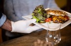 Servieren in Corona-Zeiten: Ohne Hygiene- und Abstandsregeln geht nichts in der Gastronomie. Daher sollten Gäste beim Restaurantbesuch Geduld mitbringen, meint die Gewerkschaft NGG. Foto: NGG