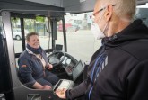 Die Busfahrerin Julia Tiffe und ihr Fahrgast sind durch die neue Trennscheibe geschützt. Alle 125 Busse von moBiel erhalten diesen dauerhaften Schutz vor Ansteckung. Foto: Thorsten Ulonska