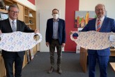 „Mit Paderborn-Maske - aber sicher!“ Diesem Motto folgen auch Bürgermeister Michael Dreier, Paderborns Stadtmarketingchef Jens Reinhardt und Thomas Siemensmeyer, Geschäftsführer der Penn Textile Solution GmbH (v.l.). Gemeinsam mit der Paderborner Firma hat das Paderborner Stadtmarketing die Paderborn-Maske als alltagstauglichen Mund- und Nasenschutz entwickelt. Foto: © Stadt Paderborn