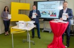 Dr. Claudia Böhm-Kasper (Fachdienst Bildung), Landrat Dr. Axel Lehmann und Markus Rempe (Leiter Fachdienst Bildung) legen den fünften kommunalen Bildungsbericht vor (v.l.). (Foto: Kreis Lippe)