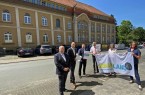 Übergabe der Auszeichnungen und des Förderbescheids vor dem Gesundheitszentrum in Oerlinghausen: (v.l.) Investor Dieter Brechmann, Jens Kronsbein (Leiter der Abteilung für Wirtschaft und Regionale Entwicklung der Bezirksregierung Detmold), Landrat Dr. Axel Lehmann, Dirk Becker (Bürgermeister Stadt Oerlinghausen), Annette Nothnagel (Leiterin der REGIONALE bei der OstWestfalenLippe GmbH) und Marianne Petersmeier (Projektkoordinatorin guLIP-Projekt).  Foto: OstWestfalenLippe GmbH