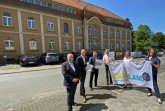 Übergabe der Auszeichnungen und des Förderbescheids vor dem Gesundheitszentrum in Oerlinghausen: (v.l.) Investor Dieter Brechmann, Jens Kronsbein (Leiter der Abteilung für Wirtschaft und Regionale Entwicklung der Bezirksregierung Detmold), Landrat Dr. Axel Lehmann, Dirk Becker (Bürgermeister Stadt Oerlinghausen), Annette Nothnagel (Leiterin der REGIONALE bei der OstWestfalenLippe GmbH) und Marianne Petersmeier (Projektkoordinatorin guLIP-Projekt).  Foto: OstWestfalenLippe GmbH