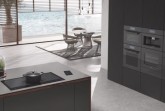 Das Kochfeld KM 7897 FL, der Sieger des iF Product Design Award in Gold, fügt sich edel und puristisch ins Küchenumfeld ein..Foto: Miele