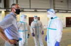 Landrat Sven-Georg Adenauer besucht die Teststelle am Flughafen Gütersloh (Bild vom 26.Juni.) Alle 5.914 Befunde von den Diagnosezentren, die die Bundeswehr betreibt, sind negativ..Foto:Stadt Gütersloh