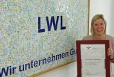 Sina Mailand, Referentin für Personalentwicklung und Audit-Verantwortliche der LWL-Maßregelvollzugsklinik Schloss Haldem, mit dem Zertifkat zum "audit berufundfamilie" der gemeinnützigen Hertie-Stiftung. Foto: LWL