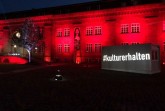 In Rot getaucht: In Kooperation mit dem Lichtkünstler Oliver Roth wies das LWL-Preußenmuseum Minden am Montagabend (22.6.) in der bundesweiten Aktion "Night of Light" auf die Situation der Veranstaltungswirtschaft in der Corona-Pandemie hin.
Foto: LWL / Sylvia Necker