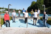 Sommerfrische   und   Urlaubsfeeling   in   Büren   –   das   Team   vom   Freibad   freut   sich
wieder   auf   Badegäste:   Abteilungsleitung   Marita   Krause,   Paul   Streit,   Bettina
Hoffmann,   Malte   Brinkmann,   Schwimmmeister   Ingo   Dirks,   Gaby   Schmidt,
Fachangestellter   für   Bäderbetriebe   Julian   Reinhard,   Schwimmmeister   Holger
Lüdeking  und  Rita   Hieke.  Nicht  mit auf dem  Foto   sind  Schwimmmeisterin  Annette
Heinrichs-Peuker und Schwimmmeister Josef Gottschalk.