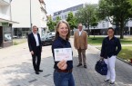 Einen Parkausweis, der ihnen bei Hausbesuchen die Parkplatzsituation erleichtert, können Hausärztinnen und Hausärzte ab sofort bei der Stadt Gütersloh beantragen: (v.l.) Bürgermeister Henning Schulz, Hausärztin Heike Freund, Jörg Möllenbrock (Arztlotse bei der Stadtverwaltung) und Hausärztin Susanne Lienke. Foto: Stadt Gütersloh