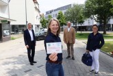 Einen Parkausweis, der ihnen bei Hausbesuchen die Parkplatzsituation erleichtert, können Hausärztinnen und Hausärzte ab sofort bei der Stadt Gütersloh beantragen: (v.l.) Bürgermeister Henning Schulz, Hausärztin Heike Freund, Jörg Möllenbrock (Arztlotse bei der Stadtverwaltung) und Hausärztin Susanne Lienke. Foto: Stadt Gütersloh