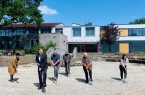 Personen v.l.n.r.: Adam  Ramadani (Schülervertreter), Dr. Andreas J. Wulf (Bürgermeister), Bruno Peters (Architekt), Zimmermann (Vorarbeiter Firma Breder), Wolfgang Holitschke (SPD-Fraktion und Ausschussvorsitzender im Ausschuss für Bau, Planung und Umwelt), Saadet Sarioglu (Schülervertreterin) 
(Foto: Viktoria Vogt)