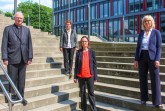 Foto (Universität Paderborn): Generalvikar Alfons Hardt, Uni-Präsidentin Prof. Dr. Birgitt Riegraf, Prof. Dr. Nicole Priesching und Dr. des. Christine Hartig.