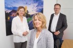 Ursula Pasch (Mitte) ist neue Vorsitzende des Verkehrsvereins Bielefeld und übernimmt das Amt von Cornelia Delius, die ihrer Nachfolgerin gemeinsam mit Geschäftsführer Martin Knabenreich alles Gute zum Start wünschte. Foto: Bielefeld Marketing