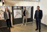 Den ersten Platz sicherte sich das Büro RMP Stephan Lenzen Landschaftsarchitekten aus Köln. Das Foto zeigt (von links) Landschaftsarchitekt Sabelo Jeebe, Büro-Inhaber Stephan Lenzen und Bürgermeister Andreas Sunder. Foto: Stadt Rietberg