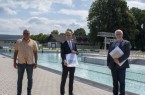 Schwimmmeister Volker Rieder (v.l.), Bürgermeister Alexander Fischer sowie der Allgemeine Vertreter Lothar Stadermann, zuständig für den Bäderbetrieb, haben das Hygienekonzept für das Höxteraner Freibad vorgestellt.