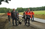 Symbolischer Spatenstich: Daniel Rieks, Planer beim Eigenbetrieb Straßen, Rainer Huneke, Gerrit Zech, Geschäftsführer der Bauunion Lippe, Landrat Dr. Axel Lehmann, Uwe Rosemeier von der Stadt Detmold und Bauleiter Marco Schulte stehen dort, wo in einigen Monaten der neue Geh-/Radweg verlaufen wird..Foto: Kreis Lippe