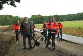 Symbolischer Spatenstich: Daniel Rieks, Planer beim Eigenbetrieb Straßen, Rainer Huneke, Gerrit Zech, Geschäftsführer der Bauunion Lippe, Landrat Dr. Axel Lehmann, Uwe Rosemeier von der Stadt Detmold und Bauleiter Marco Schulte stehen dort, wo in einigen Monaten der neue Geh-/Radweg verlaufen wird..Foto: Kreis Lippe