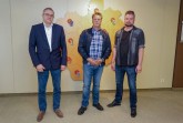 Austausch zur aktuellen Situation der Schausteller und Absage des Wilbaser Markt: (v.l.) Rainer Grabbe (Kreiskämmerer und allgemeiner Vertreter des Landrats), Antonio Noack (Vorsitzender des Lippischen Schaustellerverbandes) und Eduard Pauls (Marktmeister Wilbaser Markt). Foto: Kreis Lippe
