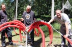 Karibikträume aus Lichtschläuchen und Leerrohren: Die „world of lights“ – Techniker Daniel Behrens, Uwe Bargemil und Karsten Westermann (von links) überprüfen noch einmal die Kabelbinderbefestigung, bevor die roten Palmen ab Freitag, 24. Juli, für karibische Urlaubsstimmung in der Gartenschau Bad Lippspringe sorgen. Dort findet bis einschließlich Sonntag, 9. August, das Sparkassen-Waldleuchten statt..Foto: Stadt Bad Lippspringe