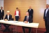 20 Hektar erworben: Bürgermeister Marco Diethelm (Herzebrock-Clarholz), Albrecht Pförtner (Gewerbepark Flugplatz Gütersloh), Bürgermeisterin Sabine Amsbeck-Dopheide (Harsewinkel), Dr. Felix Nolte, Jochen Altrogge (beide BImA) und Bürgermeister Henning Schulz Gütersloh trafen sich zur Vertragsunterzeichnung.   Foto: pro Wirtschaft GT GmbH