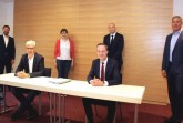 20 Hektar erworben: Bürgermeister Marco Diethelm (Herzebrock-Clarholz), Albrecht  Pförtner (Gewerbepark Flugplatz Gütersloh), Bürgermeisterin Sabine Amsbeck- Dopheide (Harsewinkel), Dr. Felix Nolte, Jochen Altrogge (beide BImA) und  Bürgermeister Henning Schulz Gütersloh trafen sich zur Vertragsunterzeichnung. Foto: Stadt Gütersloh