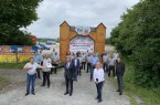 Die Baugenehmigung ist da - der Aufbau kann beginnen. Bürgermeister Michael Dreier übergab am Gartenschaugelände im Beisein von Ulrike Heinemann, Vorsitzende des Betriebsausschusses und Ausschusses für Märkte und Feuerwehr, ihrem Stellvertreter Dieter Honervogt sowie Stadtmarketingchef Jens Reinhardt, Marktmeister Matthias Amediek und Christian Stork von der Schlosspark und Lippesee Gesellschaft die Baugenehmigung an Hans-Otto Bröckling, den Vorsitzenden des Paderborner Schaustellervereins, und an seinen Vorstandskollegen Bethel Thelen. Foto: © Stadt Paderborn