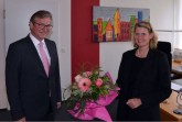 Beim Antrittsbesuch der neuen Regierungspräsidentin der Bezirksregierung Detmold Judith Pirscher (rechts) in Paderborn standen aktuelle Themen wie die Digitalisierung, die Universitätsstadt Paderborn sowie die aktuellen Auswirkungen der Corona Pandemie im Mittelpunkt des Gespräches mit Bürgermeister Michael Dreier (links). Foto: © Stadt Paderborn