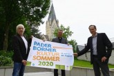 Freuen sich auf das Programm auf der Kultursommerbühne am Dom: (v. l.) Carsten Hormes (OWL Kulturbüro), Dompropst Monsignore Joachim Göbel und Stadtmarketingchef Jens Reinhardt (Stadt Paderborn).Foto: © Stadt Paderborn