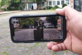 Mit der kostenlosen „Kultour-Caching-App“ können an neun Stationen hintergrundfreigestellte Künstlervideos abgerufen werden. Foto: © Kulturamt der Stadt Paderborn