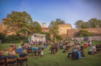 Die Burgsommer-Bühne auf der Wiese hinter der Festung. Foto: Bielefeld Marketing/Sarah Jonek