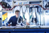Udo Nolte vom Fraunhofer IEM simuliert die Bewegungen der Scheinwerfer auf der Hexapod-Bewegungsplattform. Foto: Fraunhofer IEM
