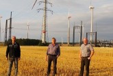 Vertreten die Meerhofer Windkraftbetreibergesellschaften, die den deutschlandweit einmaligen Tarif ermöglichen: (v.l.n.r) Christoph Luis, Michael Flocke und Josef Dreps. .Foto: westfalenwind