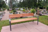 Auf dem städtischen Friedhof in Avenwedde hat die Stadt 13 neue Holzbänke für die Besucherinnen und Besucher aufgestellt.Foto:Stadt Gütersloh