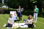 Ein Foto, Preisgünstig und sehr lecker eigenes Infused Water machen – mit den Rezeptideen aus der Überraschungstüte ist das ganz leicht.
Personen v.l.n.r.: Klimaschutzmanagerin Stadt Minden Inna Sawazki, Pina Rennegarbe und Cornelia Franke-Röthemeyer von der Umweltberatung und Vertriebs- und Marketingleiterin der Mindener Stadtwerke Alina Fuchs (Bildnachweis: Stadt Minden).