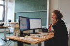 Städtische Mitarbeitende aus allen Bereichen unterstützen im Lagezentrum: Olga Schmidt-Penner, aus dem Bereich Personal, Organisation und IT, beantwortet gemeinsam mit ihren Kollegen an der Hotline die Fragen der Anrufer.