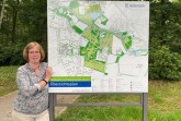 Der ganze Park auf einen Blick: Daniela Toman stellt die neuen Schilder vor.Foto: Stadt Gütersloh