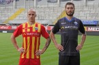 Sven Michel und Christian Strohdiek präsentieren in der Benteler-Arena die Trikots, mit denen das Team um Chef-Trainer Steffen Baumgart in die 2. Bundesliga startet.