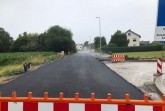 Der frische Asphalt der Trag- und Binderschicht dampft noch. Bis hinter die Bäckerei Welter wurde im vorletzten Bauabschnitt asphaltiert. Letzter Bauabschnitt, Radweg und die Deckschicht stehen noch aus.Foto: Kreis Gütersloh