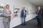 Bürgermeister Michael Dreier, Wilhelm Grabe, Leiter des Stadt- und Kreisarchivs, und Archivar Andreas Gaidt (v. l.) eröffneten am vergangenen Dienstag die Ausstellung "Links, zwo, drei, vier", die die Garnisonen Paderborn und Neuhaus von 1813 bis zum Ende des Zweiten Weltkriegs in den Blick nimmt. Foto: © Stadt Paderborn
