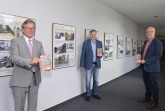Bürgermeister Michael Dreier, Wilhelm Grabe, Leiter des Stadt- und Kreisarchivs, und Archivar Andreas Gaidt (v. l.) eröffneten am vergangenen Dienstag die Ausstellung "Links, zwo, drei, vier", die die Garnisonen Paderborn und Neuhaus von 1813 bis zum Ende des Zweiten Weltkriegs in den Blick nimmt. Foto: © Stadt Paderborn