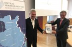 Prof. Dr. Andreas Pinkwart (links) lobte bei seinem Besuch in Paderborn die Arbeit in der digitalen Modellregion OWL und nahm die Absichtserklärung von Bürgermeister Michael Dreier (rechts) entgegen. Foto: © Stadt Paderborn