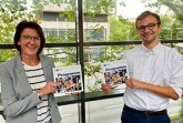 Präsentieren das aktuelle Programmheft der IHK-Akademie Ostwestfalen: Simone Heuwinkel, Leiterin IHK-Akademie Ostwestfalen, und Mitarbeiter Mar-lon Dreisilker. Foto: IHK-Akademie Ostwestfalen