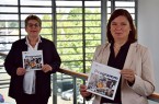 Stellen das neue Programmheft der IHK-Akademie Ostwestfalen vor: Stefanie Pohl, Zweigstellenleiterin der IHK-Akademie Ostwestfalen in Pader-born (links), und Dr. Claudia Auinger, stellvertretende Leiterin der Zweigstelle Paderborn + Höxter der Industrie- und Handelskammer Ostwestfalen zu Bielefeld.