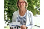Präsentiert das aktuelle Programmheft der IHK-Akademie Ostwestfalen: Stephanie Thieheuer, Regionalverantwortliche der IHK-Akademie Ostwestfalen für den Mühlenkreis. Foto: IHK-Akademie Ostwestfalen