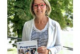 Präsentiert das aktuelle Programmheft der IHK-Akademie Ostwestfalen: Stephanie Thieheuer, Regionalverantwortliche der IHK-Akademie Ostwestfalen für den Mühlenkreis. Foto: IHK-Akademie Ostwestfalen